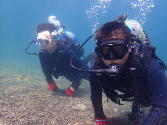 山口県長門市青海島で体験ダイビングをしている 