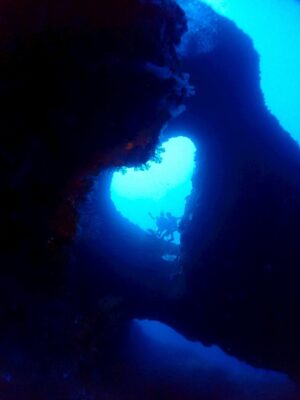 沖縄、宮古島のハートの形の洞窟