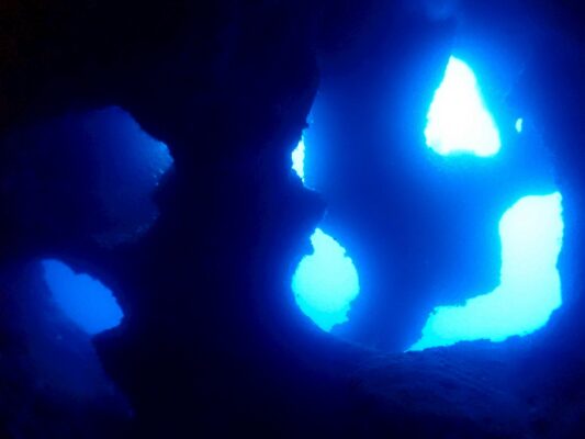 沖縄、宮古島の洞窟